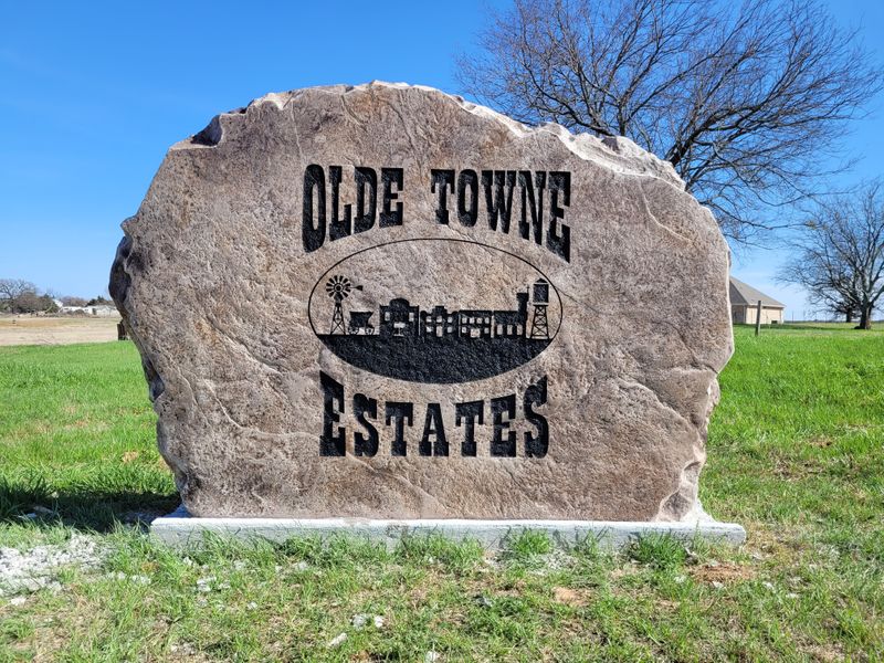 Custom ranch sign made of engineered stone in Houston by Bedrock Boulders.